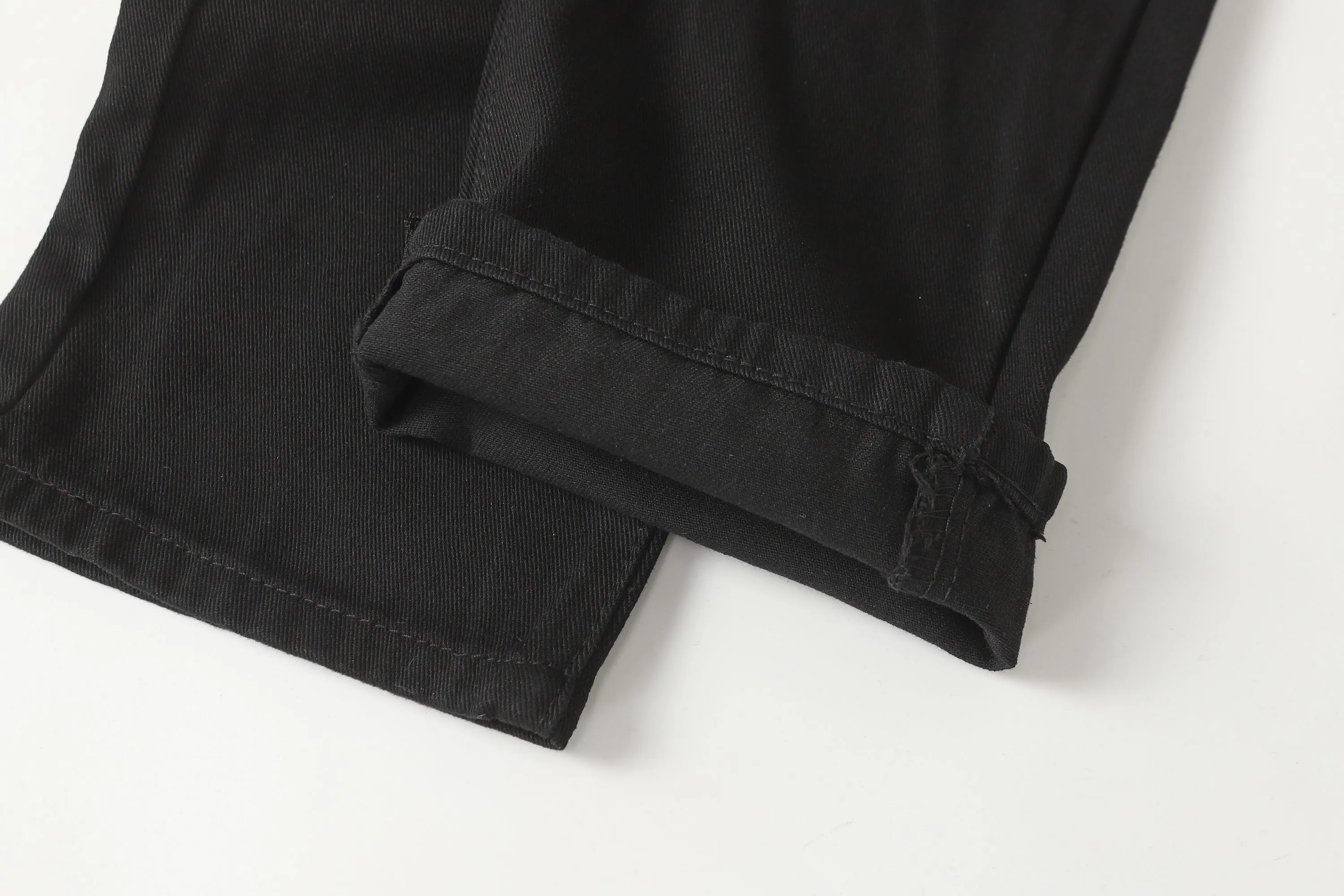 P256 Actual photo [High quality] Code: LH008 Color: Picture color Size: S to XXXL -Chrome Hearts/Chrome Hearts Classic colored leather cross washed color cloth unisex denim trousers -Vibe style straight stacked god-level version -Carbon fine bias denim color cloth -A complete set of vintage vintage hardware - Chrome Hearts high version uses high ounce custom fabrics, enzyme washing and soft color fixation, soft and thick to wear The details are all produced by pure hand polishing and craftsmanship. All-over jacquard fabrics have unique design styles. Multiple processes create a full retro feel. Niche unique non-colliding shirts. Customized old spray-painted buttons. Every detail is crafted with craftsmanship. Size Pants length Waist Hips Unit cm S 98 68 100 M 99 72 104 L 100 76 108 XL 101 80 112 XXL 102 84 116 XXXL 103 88 120